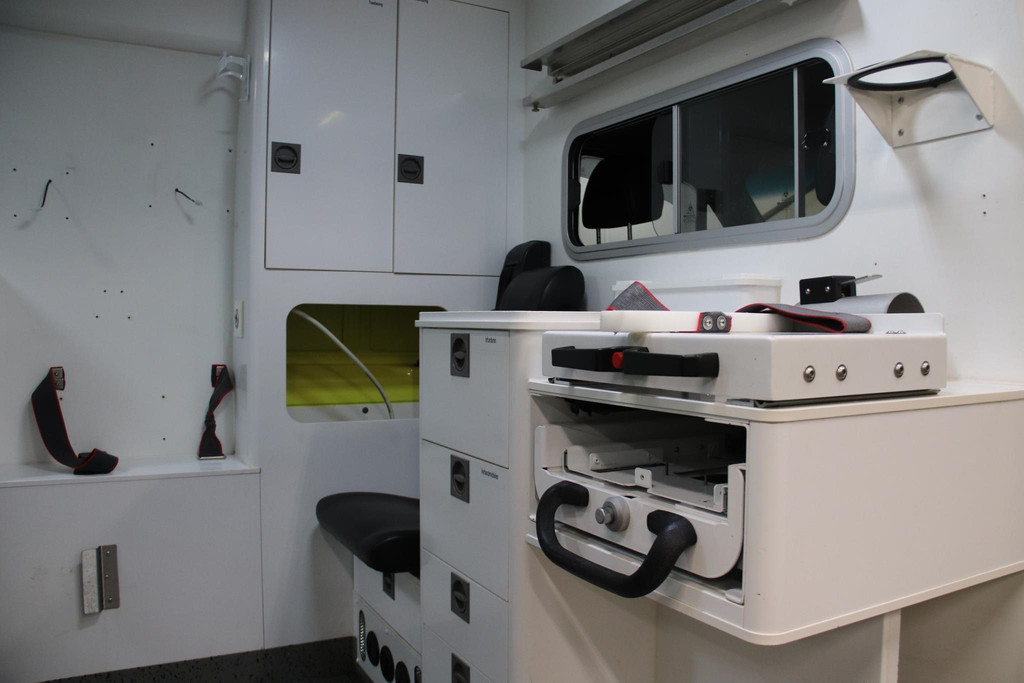 Mercedes-Benz Sprinter 319 CDI 190PK L2H2 AMBULANCE AUTOMAAT 7