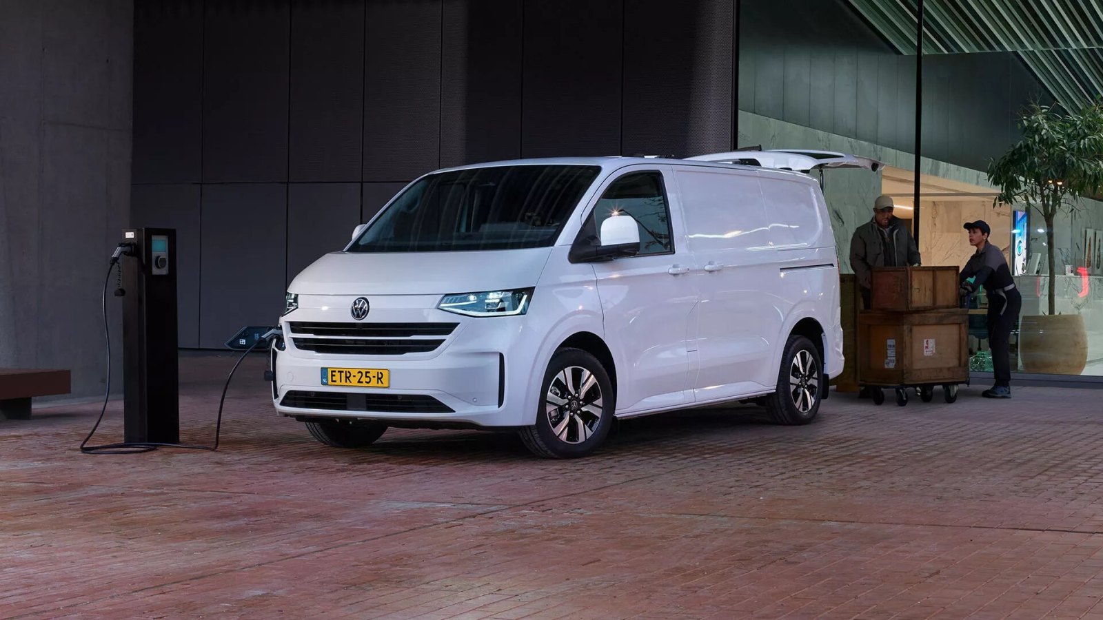 Volkswagen e-Transporter L2H1 PanAmericana 100 kW RWD 71 kWh 2